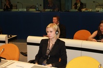 Europarlamentaarikko Riikka Manner, aluekehitysvaliokunnan jäsen, osoitti tukensa aloitteelle osallistumalla tilaisuuteen. Taustalla Eurocities-järjestöä johtava Paul Bevan.